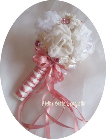 Bouquet Shabby Chic com rosas e peónias em cetim tom rosa velho, com apliques de bijuteria e plumas brancas. Pé forrado a cetim e renda branca com aplique prateado com pérola